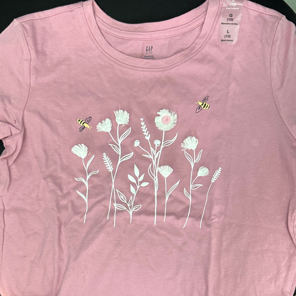 New gap tee shirt with appliqué flowers